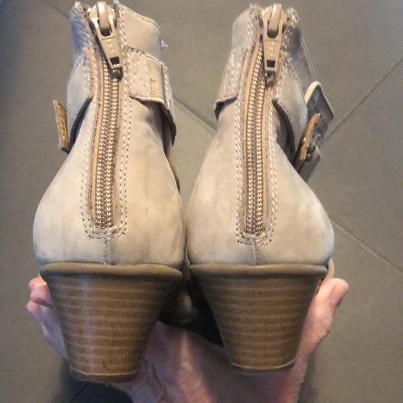 Fall in LOVE🍂 These shoes are sooo dang cute and ready to create your look 😍 - Picture 6 of 7